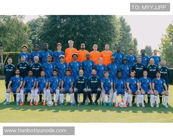 切尔西俱乐部庆祝百场里程碑为帕尔默等五名球员颁发纪念礼物